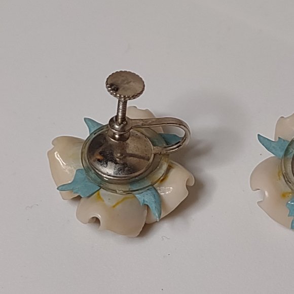 Very Delicate Shell Clip On Earrings - Picture 5 of 9